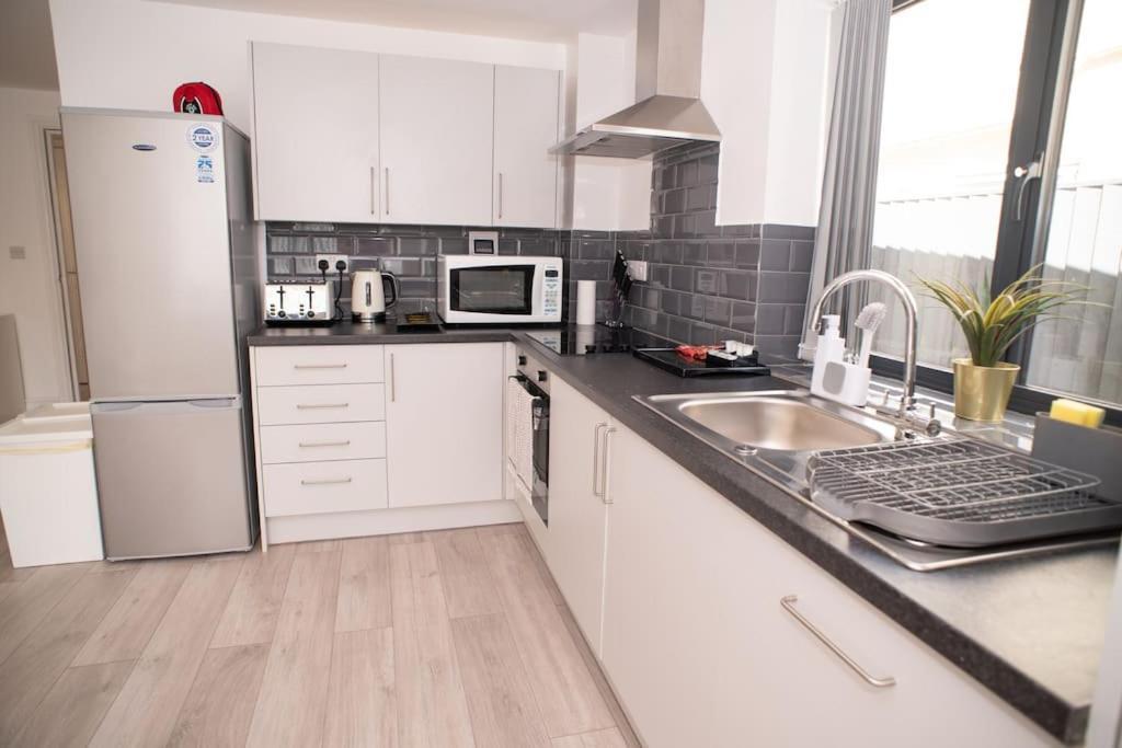 Maisy Lodge - Two Bed Lux Flat - Parking, Netflix, Wifi - Close To Blenheim Palace & Oxford - F2 Kidlington Eksteriør billede